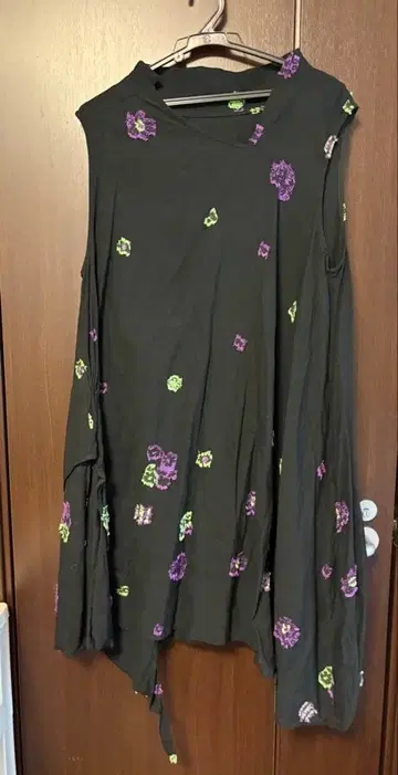 자우 슬리브리스 블랙 튜닉 꽃무늬 자수
