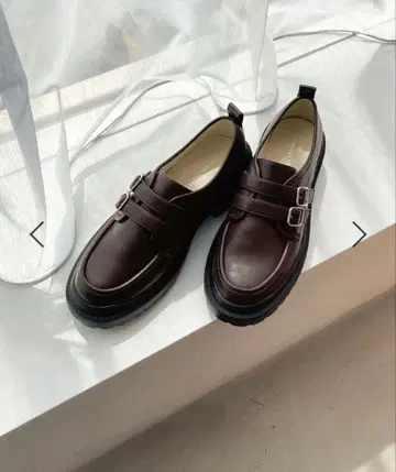 오리엔탈 트래픽 더블 벨트 통굽 신발