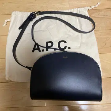 A.P.C. 하프문 백 네이비