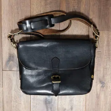 vasco 레더 포스트맨백 스몰 블랙 차심 숄더백