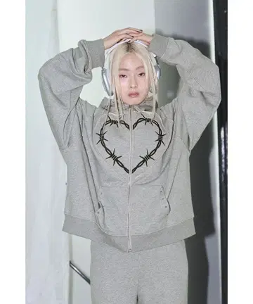 Heart Tattoo 하트 스티치 스터드 후디
