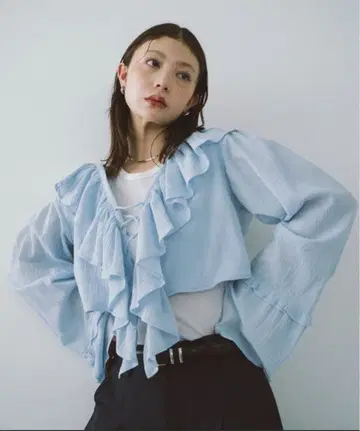 HANNE 레이스업 프릴 블라우스