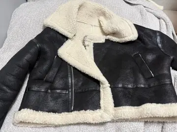 숏 기장 블랙 가죽 무스탕 코트