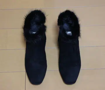블랙 스웨이드 퍼 부츠