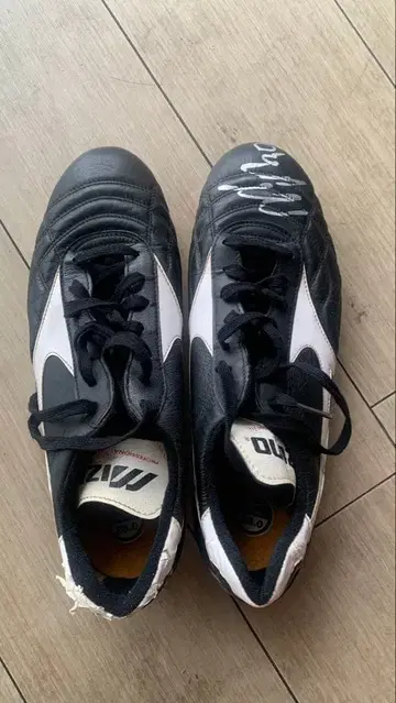 Mizuno 축구화 블랙/화이트
