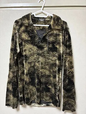 긴팔 티셔츠 블랙과 금 무늬