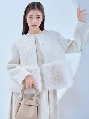 이번 시즌 새상품 셀포드 밑단 퍼 블루종