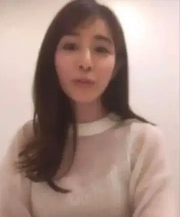 비침이 있는 화이트 니트 스웨터