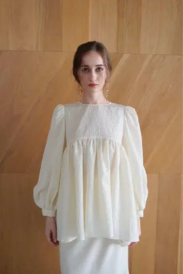 Acka. peplum volume blouse
