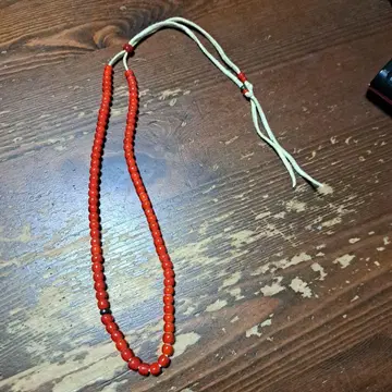 빨간색 비즈 목걸이