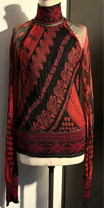 장 폴 고티에 장식 니트 하이넥 자수