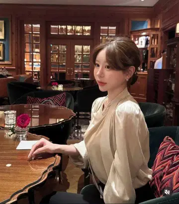 Qung 드레이프 보타이 새틴 BL 모카 베이지