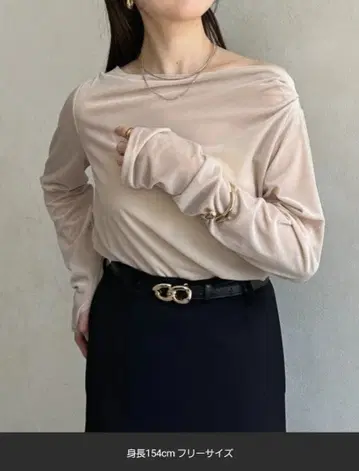 Thevon 드레이프 넥 벨로아 시어 풀오버