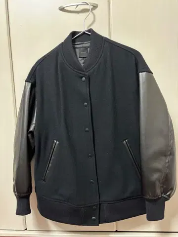 Spick and Span 블랙 바시티 자켓 36