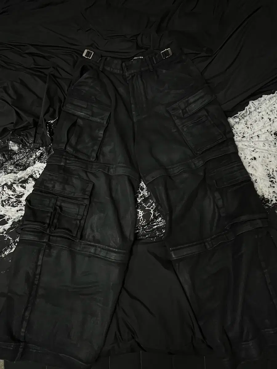 2) Defect attached project gr oversized cargo coated pants