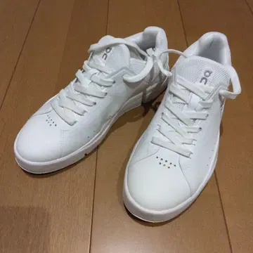 On 로저 어드밴티지 화이트 스니커즈 합성 피혁