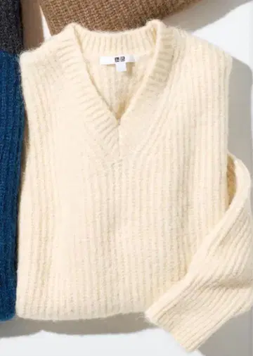 UNIQLO 플러피 V넥 스웨터 아이보리