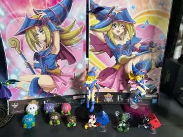 유희왕 블랙 매지션 피규어 세트와 다수의 아이템