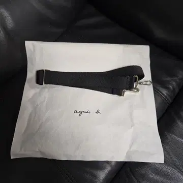 agins b. 블랙 스트랩