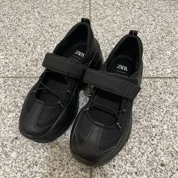 ZABA 블랙 스니커즈 스트랩 포함