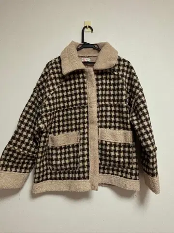B.R. 체크 무늬 보아 자켓