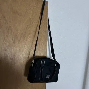 나일론 소재 블랙 숄더백