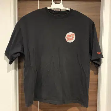 뉴에라 NEWERA 그래피티 로고 블랙 T셔츠 SANTACRUZ