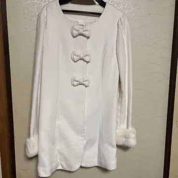 로디스포토 리본 포함 화이트 롱 코트 새상품 퍼 탈부착 가능