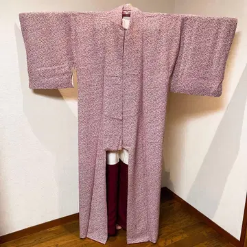 화이트 바탕에 옅은 적자색 계열의 섬세한 코몬 무늬 기모노