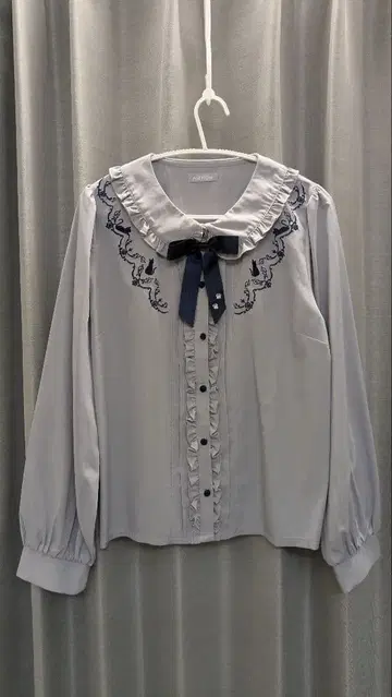 axes femme POETIQUE 캣 실루엣 자수 블라우스