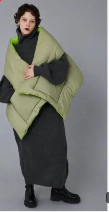 해린 도트사이 HeRIN.CYE 리버서블 다운 자켓풍 숄