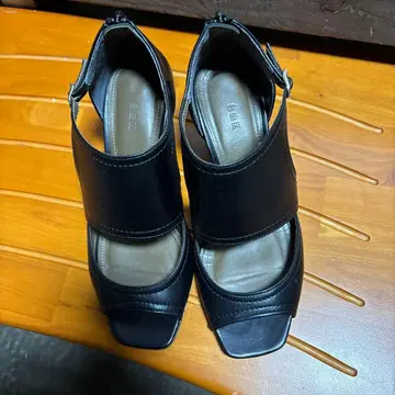블랙 오픈토 하이힐. 자유구