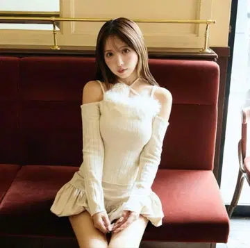 택 포함 미사용 새상품 미스트 아스 페더 블룸 오프숄더 니트탑