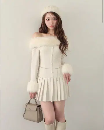 Off shoulder fur pleated onepiece