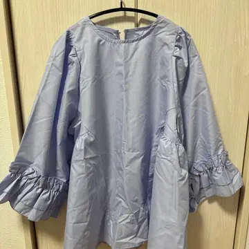 연한 파란색 프릴이 달린 긴팔 셔츠