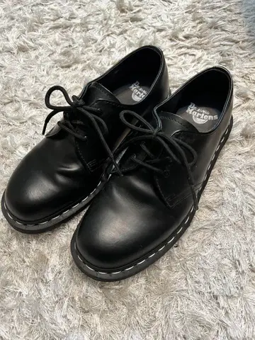 Dr. Martens 블랙 로퍼