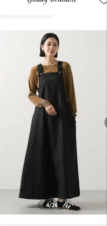 그레디 브릴리언트의 블랙 컬러 오버롤 스커트