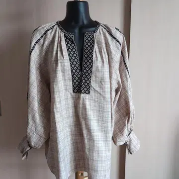 투모로우랜드 코튼 체크 자수 블라우스 베이지 계열