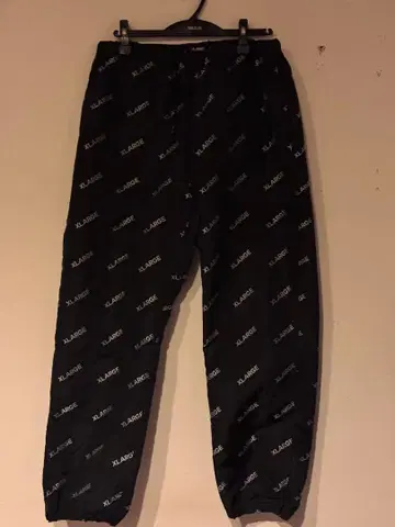 XLARGE 블랙 로고 프린트 나일론 팬츠