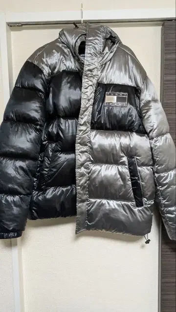 TOMMY JEANS 후드 부착 다운 자켓 실버 블랙
