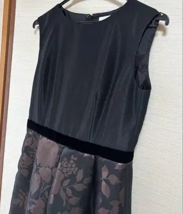 LESTERA 블랙 화려한 꽃 패턴 입체 A라인 원피스