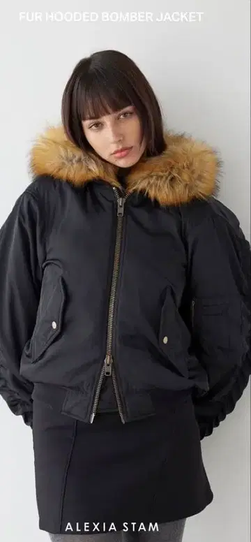퍼가 달린 블랙 봄버 자켓