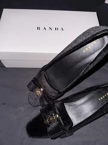 RANDA 블랙 벨벳 스퀘어토 펌프스