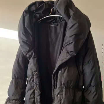 블랙 후드 부착 다운 자켓 ingni 잉그