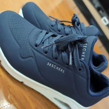 SKECHERS 네이비 스니커즈