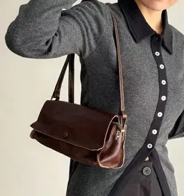직사각형 가죽 숄더백 브라운