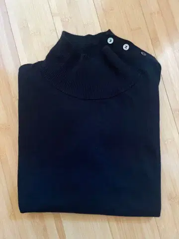 띠어리 럭스 블랙 버튼 하이넥 니트