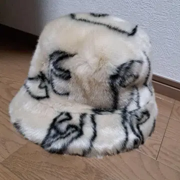 재킷. 화이트 퍼 버킷햇 기하학 패턴