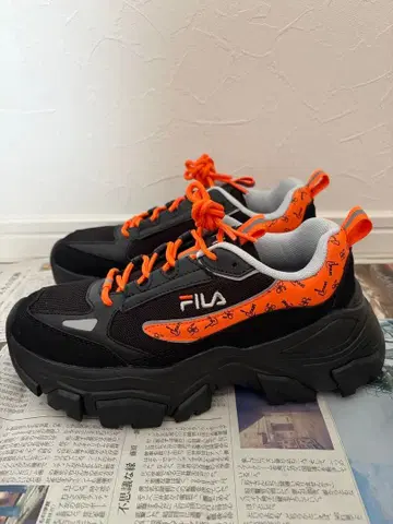 유리 FILA 블랙/오렌지 통굽 스니커즈