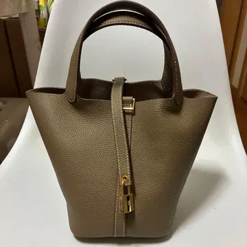 에투프 핸드백 피코탄 락형 큐브백 천연 가죽 버킷백